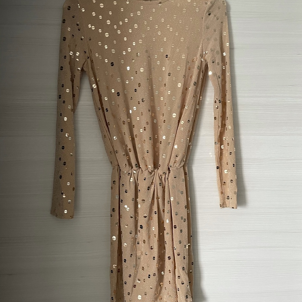 Elegant short dress with golden details